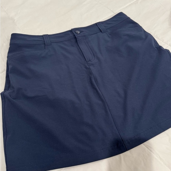 Women's Eddie Bauer size 10 Navy Shorts - Picture 1 of 4